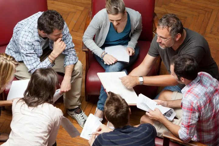 Profesores y pastores estudiando juntos